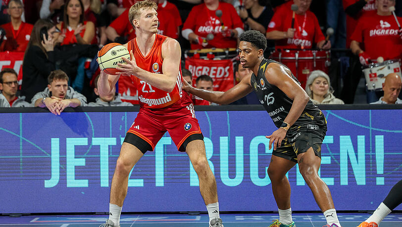 Justuz Hollatz (l.) mit dem Ball im Duell mit Braunschweigs Grant Sherfield.
