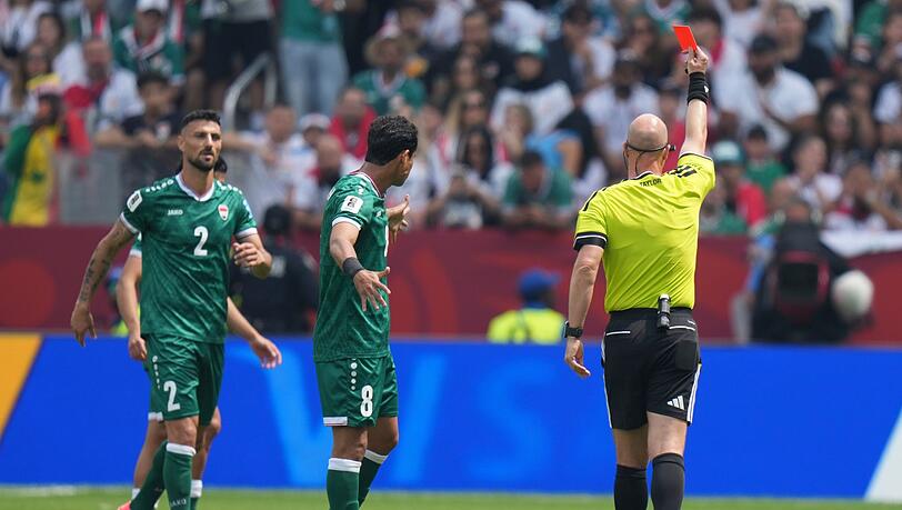Schiedsrichter Anthony Taylor zeigte nach Videobeweis die Rote Karte.