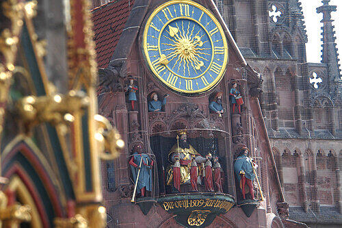 Das &bdquo;Männleinlaufen&ldquo; findet jeden Mittag um 12 Uhr statt. Ein Blitzeinschlag brachte die sieben Kurfürsten und Kaiser Karl IV aber außer Kontrolle.