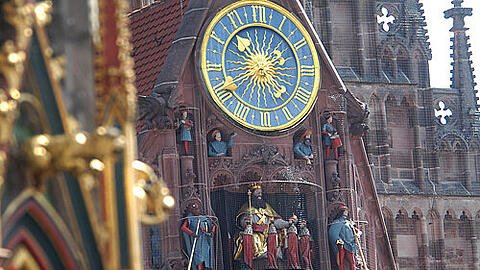 Das &bdquo;Männleinlaufen&ldquo; findet jeden Mittag um 12 Uhr statt. Ein Blitzeinschlag brachte die sieben Kurfürsten und Kaiser Karl IV aber außer Kontrolle.