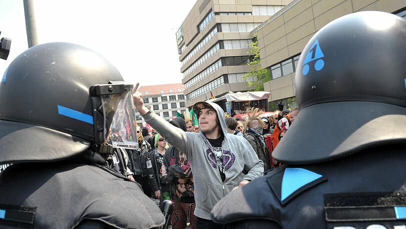 Gewalt gegen die Polizei: Jeder dritte Beamte ist betroffen Gewalt gegen die Polizei: Jeder dritte Beamte ist betroffen