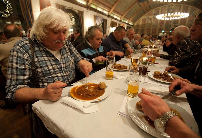 Fast 1.000 Bedürftige und Obdachlose feierten Heiligabend im Hofbräuhaus. Der Männerfürsorgeverein hatte zu der Feier mit Gulasch, Knödeln und Stollen geladen.