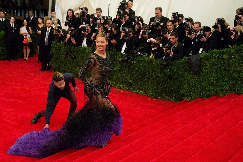 Sänger, Schauspieler, Designer, Stars und Sternchen kamen zur Eröffnung der Ausstellung "Schiaparelli and Prada: Impossible Conversations". Im Bild: R&B-Sängerin Beyoncé Knowles auf dem roten Teppich.