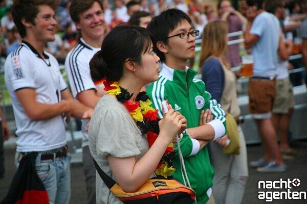 Public Viewing im Olympiastadion: So fieberten die Fans mit der deutschen Mannschaft.