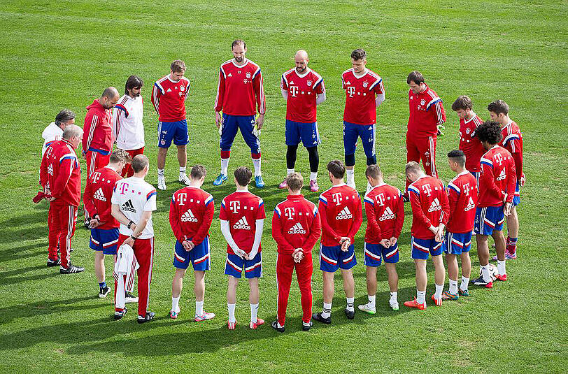 Vor dem Training am Mittwoch versammelte sich die Mannschaft des FC Bayern zu eine Schweigeminute für die Opfer des Flugzeugunglücks am Dienstag.