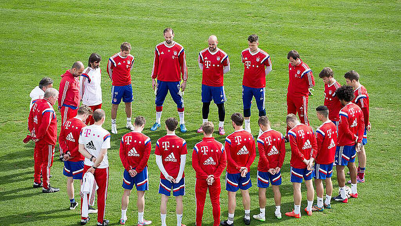 Vor dem Training am Mittwoch versammelte sich die Mannschaft des FC Bayern zu eine Schweigeminute für die Opfer des Flugzeugunglücks am Dienstag. Vor dem Training am Mittwoch versammelte sich die Mannschaft des FC Bayern zu eine Schweigeminute für die Opfer des Flugzeugunglücks am Dienstag.