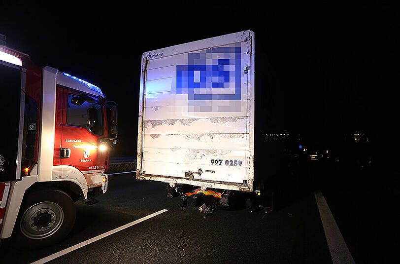 An einer Baustelle auf der A9 hat sich in der Nacht auf Mittwoch ein schwerer LKW-Unfall ereignet.