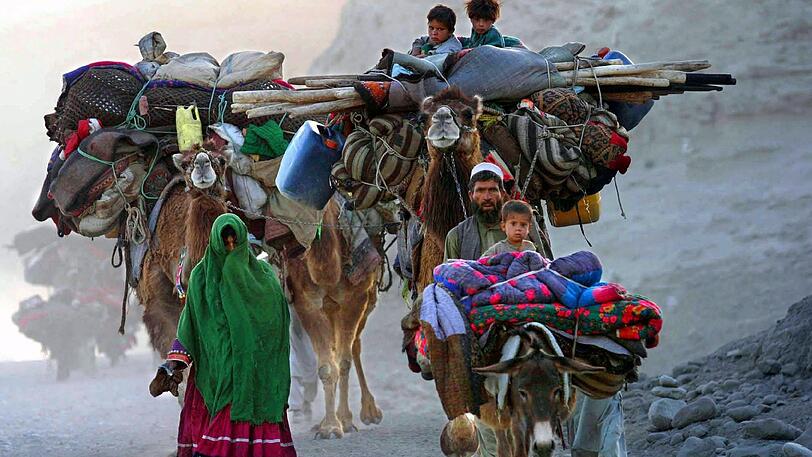 So könnte es auch früher ausgesehen haben: Eine afghanische Familie wandert mit ihren Kamelen die historische Seidenstraße entlang.
