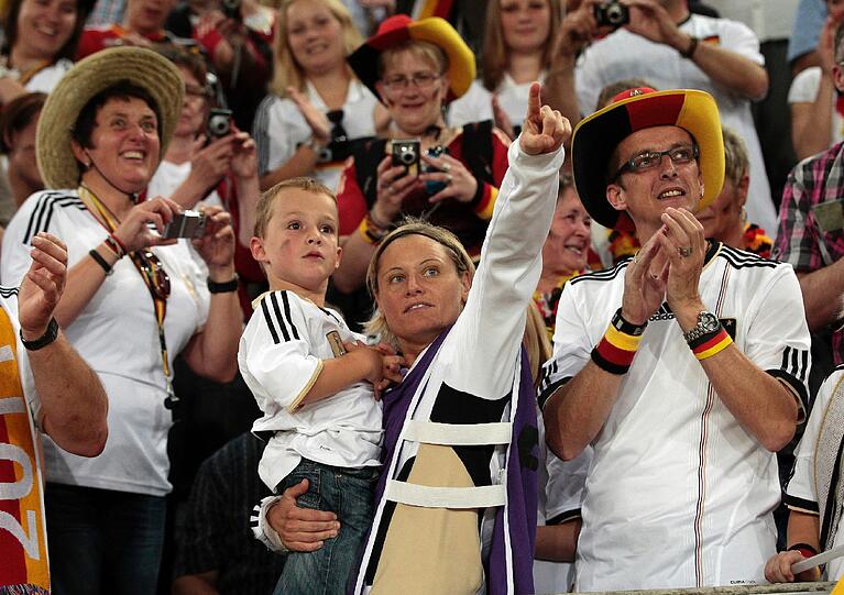Jubel nach dem 4:2 gegen Frankreich: Fatmire Bajramaj lässt sich feiern und geht mit den Gans auf Tuchfühlung.
