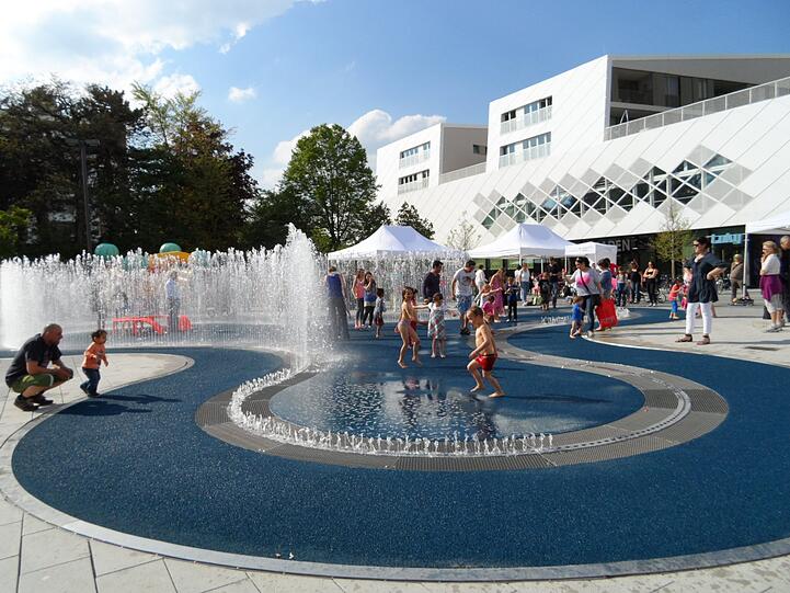 Feucht-fröhliche Brunnen-Eröffnung an den Pasing Arcaden: Vor allem die Kinder hatten einen Riesenspaß - aber auch Erwachsene und sogar Hunde waren angetan.