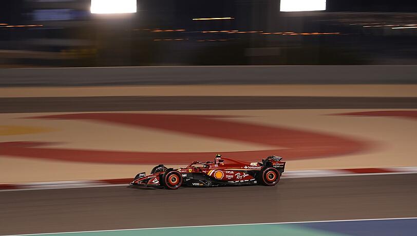 Carlos Sainz rast im Ferrari um die Strecke.