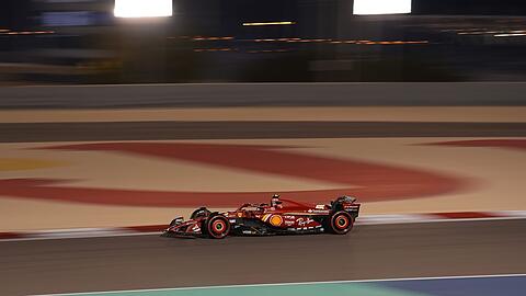 Carlos Sainz rast im Ferrari um die Strecke.