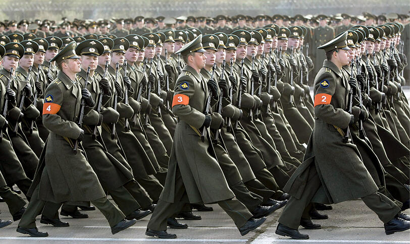 Russischen Truppe proben für eine Militärparade in Moskau.
