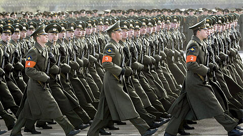 Russischen Truppe proben für eine Militärparade in Moskau.