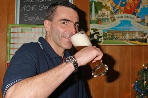Bier als Schmerzmittel: Armin Dollinger, der bei seiner EM-Niederlage eine schwere Rippenverletzung erlitt.