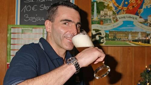 Bier als Schmerzmittel: Armin Dollinger, der bei seiner EM-Niederlage eine schwere Rippenverletzung erlitt. Bier als Schmerzmittel: Armin Dollinger, der bei seiner EM-Niederlage eine schwere Rippenverletzung erlitt.