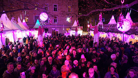 Der queere Weihnachtsmarkt am Stephansplatz war der erste seiner Art. In diesem Jahr feiert Pink Christmas sein 20. Jubiläum.
