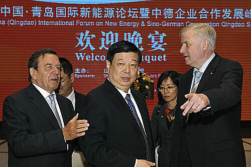 Der ehemalige deutsche Bundeskanzler Gerhard Schröder (SPD, l-r), der Parteisekretär der Kommunistischen Partei der Provinz Shandong Jiang Yikang und der bayerische Ministerpräsident Horst Seehofer (CSU) stehen am Mittwoch (28.04.2010) zum Beginn eines Essens zur Eröffnung der energiepolitischen Konferenz in der Stadt Qingdao zusammen.