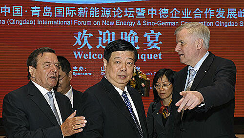 Der ehemalige deutsche Bundeskanzler Gerhard Schröder (SPD, l-r), der Parteisekretär der Kommunistischen Partei der Provinz Shandong Jiang Yikang und der bayerische Ministerpräsident Horst Seehofer (CSU) stehen am Mittwoch (28.04.2010) zum Beginn eines Essens zur Eröffnung der energiepolitischen Konferenz in der Stadt Qingdao zusammen. Der ehemalige deutsche Bundeskanzler Gerhard Schröder (SPD, l-r), der Parteisekretär der Kommunistischen Partei der Provinz Shandong Jiang Yikang und der bayerische Ministerpräsident Horst Seehofer (CSU) stehen am Mittwoch (28.04.2010) zum Beginn eines Essens zur Eröffnung der energiepolitischen Konferenz in der Stadt Qingdao zusammen.