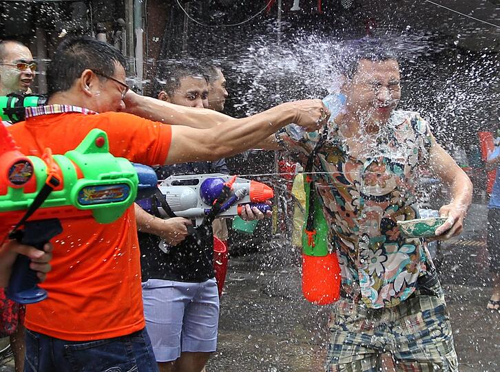 Die Bilder vom großen Songkran-Fest in Bangkok, deer größten Wasserparty der Welt.