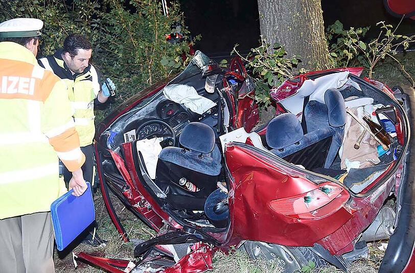 Bilder vom Unfallort bei Hohenkammer. Das Auto ist vollkommen demoliert, nachdem der Fahrer gegen einen Baum geprallt ist.
