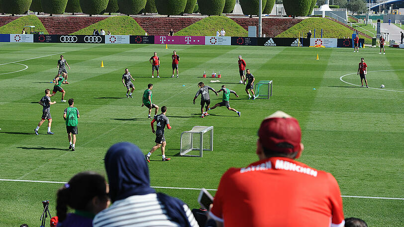 Trainieren fürs Tripple, Posieren fürs Fan-Selfie: Die Bilder von der ersten Trainingseinheit der Bayern in Doha.