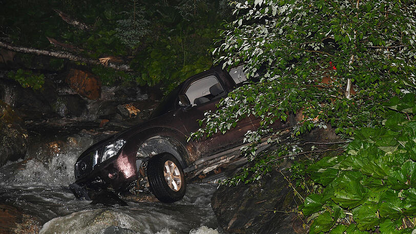 Das Auto landete im Trattenbach. Die Bilder von der Unfallstelle.