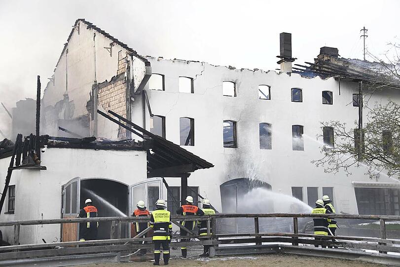 Bei einem Großbrand auf dem Reiterhof Heiming in Schechen wurden zahlreiche Gebäude zerstört, es entstand ein Sachschaden in Millionenhöhe.