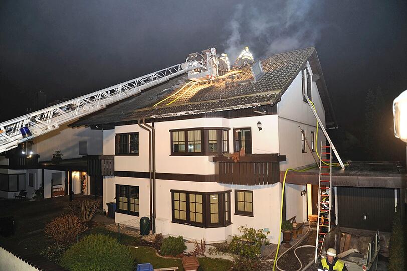Der Feuerwehr-Einsatz am Bistrizer Weg. Das Doppelhaus steht bis zum Dachstuhl in Flammen.