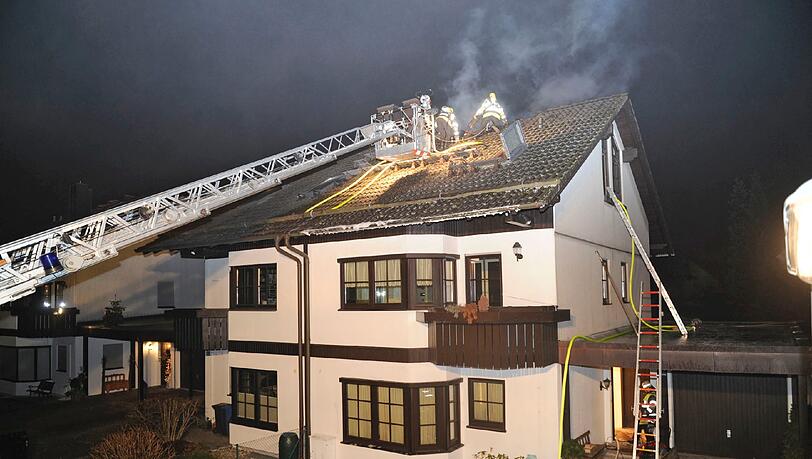 Der Feuerwehr-Einsatz am Bistrizer Weg. Das Doppelhaus steht bis zum Dachstuhl in Flammen. Der Feuerwehr-Einsatz am Bistrizer Weg. Das Doppelhaus steht bis zum Dachstuhl in Flammen.