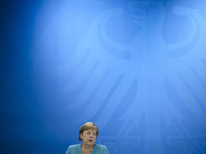 Bundeskanzlerin Merkel spricht auf einer Pressekonferenz nach ihrem ersten persönlichen Treffen mit den Ministerpräsidenten der Bundesländer seit drei Monaten.