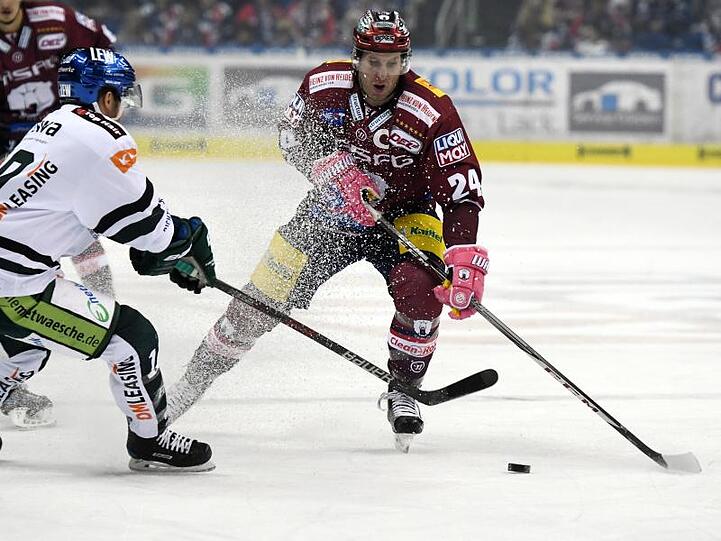 André Rankel (r) von den Eisbären Berlin und Gabe Güntzel von den Augsburger Panthern spielen gegeneinander. Foto: Maurizio Gambarini/Archiv
