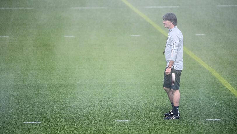 "Er hat auf jeden Fall wieder eine Schippe draufgelegt, an Intensität, Wille, Motivation", sagt RückkehrerMats Hummels über Bundestrainer Joachim Löw, der nach der EM aufhört.