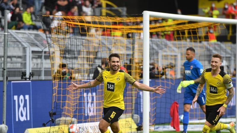 Dortmunds Rapahel Guerreiro (M) jubelt, nachdem er per Strafstoß die 1:0-Führung für seine Mannschaft besorgt hat.