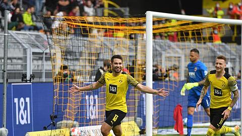 Dortmunds Rapahel Guerreiro (M) jubelt, nachdem er per Strafstoß die 1:0-Führung für seine Mannschaft besorgt hat.
