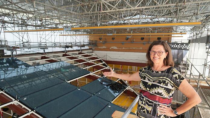 Landtagspräsidentin Ilse Aigner deutet auf das neue Dach des Plenarsaals. Jede der insgesamt 101 Glasplatten wiegt 650 Kilogramm. Zwischen Saal und Dach wurde für die Arbeiten aus Sicherheitsgründen eine Zwischendecke eingezogen. Eine Wellblech-Konstruktion soll Handwerker und Material zudem vor Hitze und Regen schützen. Ende des Jahres soll alles fertig sein.