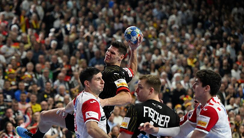 Sebastian Heymann (hinten) und die deutschen Handballer unterlagen zum Abschluss der Hauptrunde Kroatien.