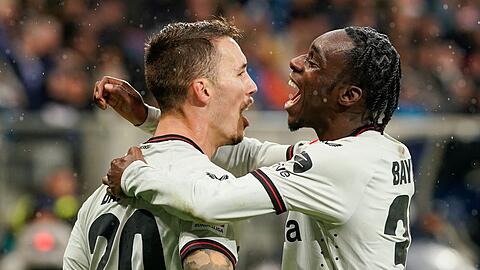 Alejandro Grimaldo (l) und Jeremie Frimpong sind ungemein torgefährlich.