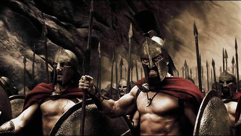 In Zack Snyders Comicverfilmung „300“ von 2006 über die Perserkriege und die Schlacht bei den Thermopylen geht es brutal zur Sache. König Leonidas (Gerard Butler) kennt kein Pardon.