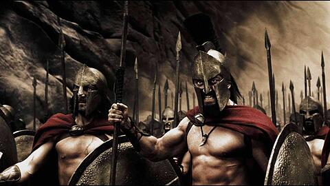 In Zack Snyders Comicverfilmung „300“ von 2006 über die Perserkriege und die Schlacht bei den Thermopylen geht es brutal zur Sache. König Leonidas (Gerard Butler) kennt kein Pardon.