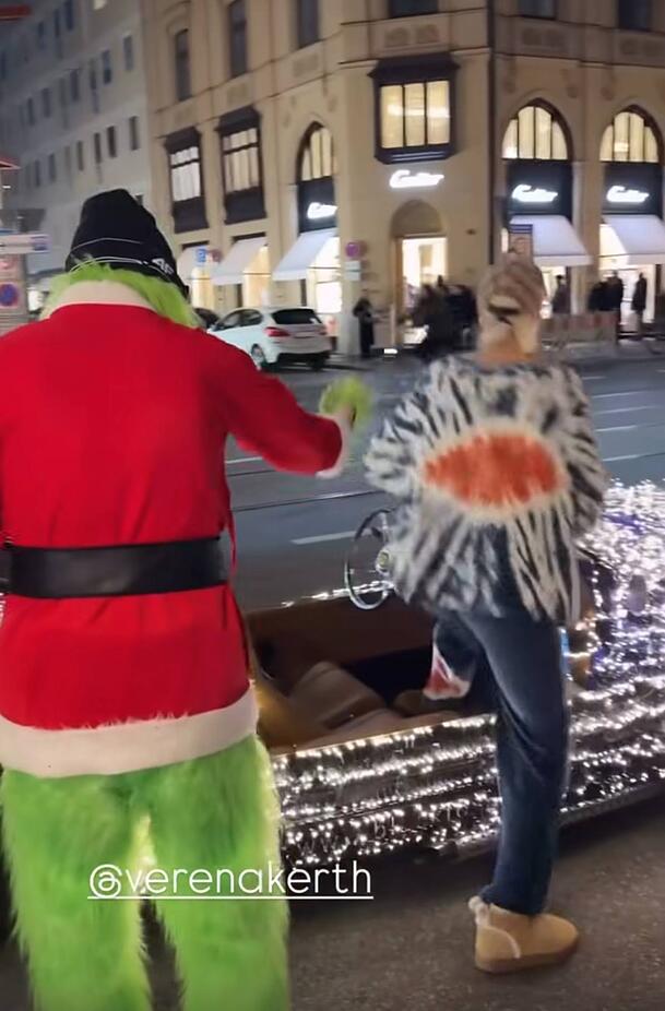 Der Grinch holte Verena Kerth auf der Maximilianstra&szlig;e ab und half ihr beim Einsteigen in seinen leuchtenden Zweisitzer.