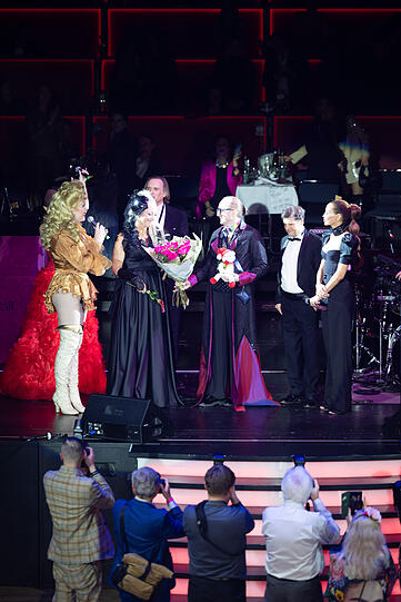 Gloria Gray, Ramona Wagner, Christian Eberle, Sandy Meyer-W&ouml;lden und Gregor Leutgeb im Hintergrund.