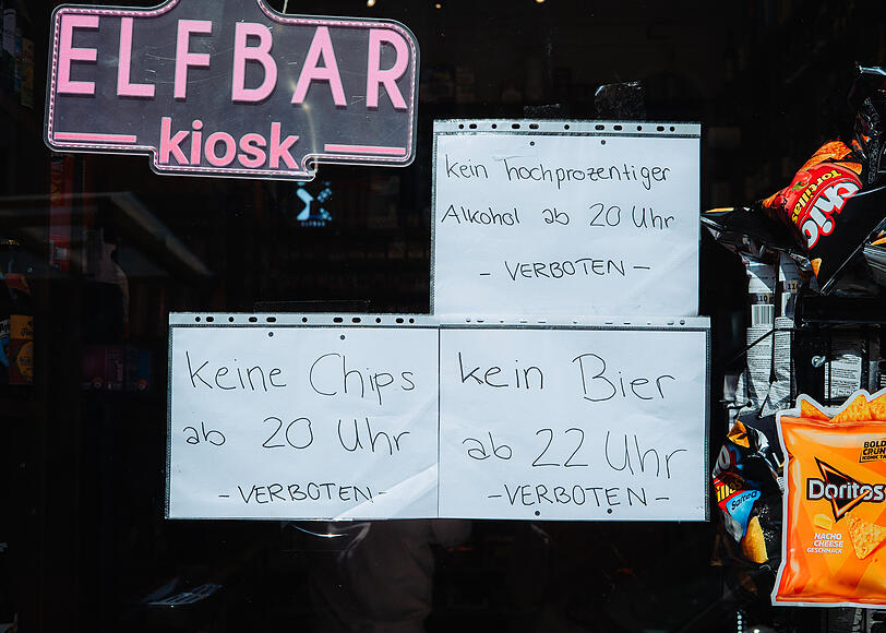 Was jetzt verboten ist, muss der Amalien-Kiosk f&uuml;r die Kundschaft auf Schilder schreiben.