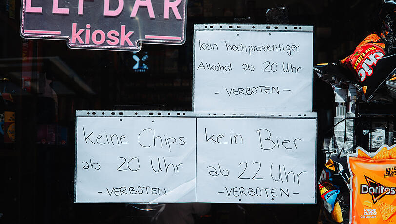 Was jetzt verboten ist, muss der Amalien-Kiosk f&uuml;r die Kundschaft auf Schilder schreiben.