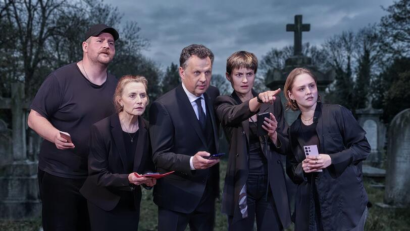 Benedikt Paulun (als Social Media Beauftragter), Isabel Mautes als altgediente Chefsekret&auml;rin, Gerhard Wittmann als M&ouml;chtegern-Chef und Genderfeind mit der neuen woken Co-Gesch&auml;ftsf&uuml;hrerin (Kim Bormann) und der Praktikantin (Anna Dr&oacute;zd).