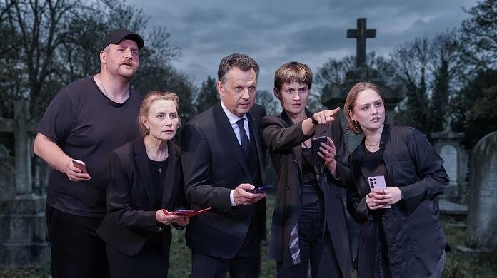 Benedikt Paulun (als Social Media Beauftragter), Isabel Mautes als altgediente Chefsekret&auml;rin, Gerhard Wittmann als M&ouml;chtegern-Chef und Genderfeind mit der neuen woken Co-Gesch&auml;ftsf&uuml;hrerin (Kim Bormann) und der Praktikantin (Anna Dr&oacute;zd).