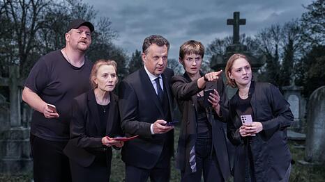 Benedikt Paulun (als Social Media Beauftragter), Isabel Mautes als altgediente Chefsekret&auml;rin, Gerhard Wittmann als M&ouml;chtegern-Chef und Genderfeind mit der neuen woken Co-Gesch&auml;ftsf&uuml;hrerin (Kim Bormann) und der Praktikantin (Anna Dr&oacute;zd).