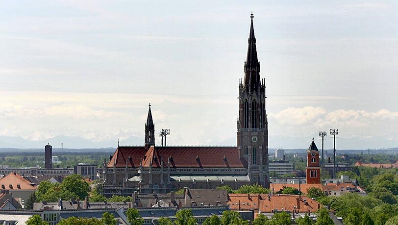 Im Herzen von Giesing: Die Heilig-Kreuz-Kirche wird zum Treffpunkt der Fans des TSV 1860 beim Stadtderby. Im Herzen von Giesing: Die Heilig-Kreuz-Kirche wird zum Treffpunkt der Fans des TSV 1860 beim Stadtderby.