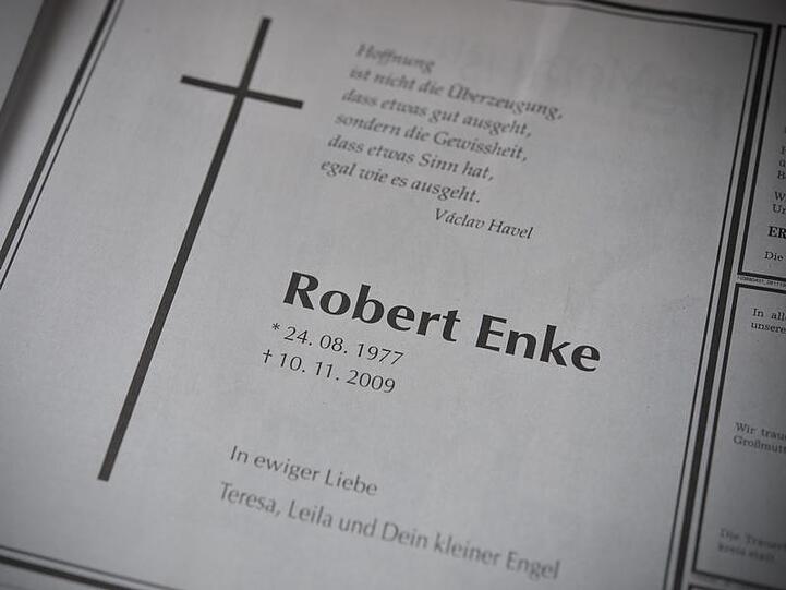 Die Traueranzeige für Robert Enke von seiner Frau Teresa in einer Tageszeitung in Hannover.