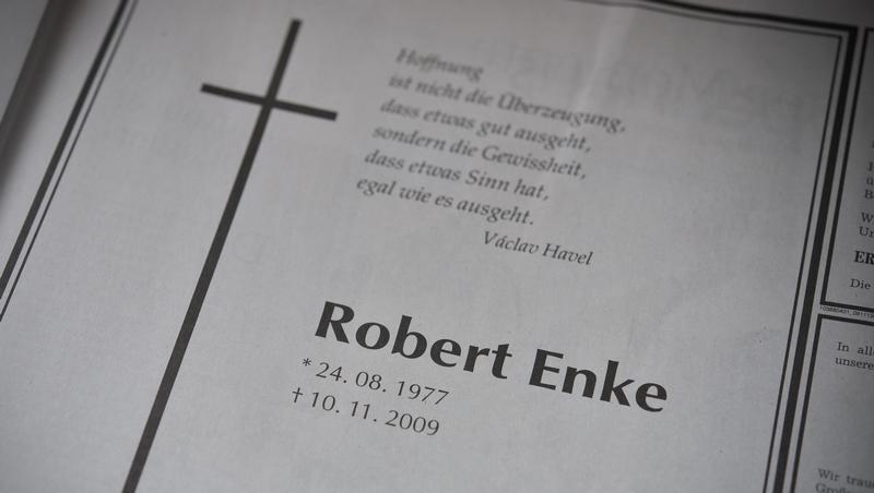 Die Traueranzeige für Robert Enke von seiner Frau Teresa in einer Tageszeitung in Hannover. Die Traueranzeige für Robert Enke von seiner Frau Teresa in einer Tageszeitung in Hannover.
